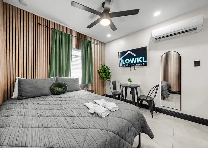 Baybreeze Apartments By Lowkl